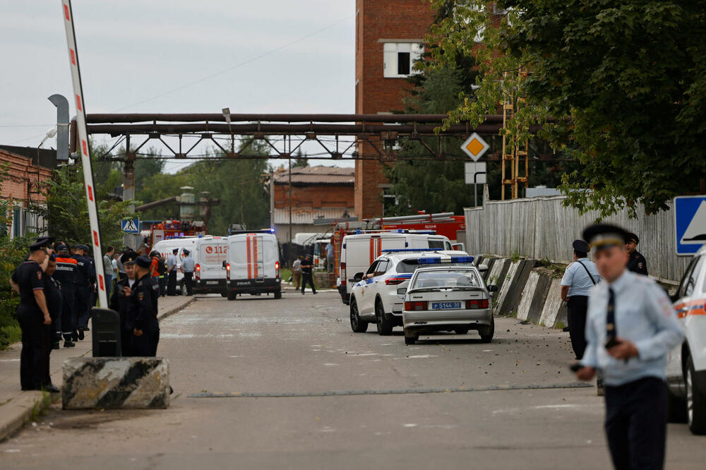Policija ispred ulaza u fabriku, Foto: Reuters