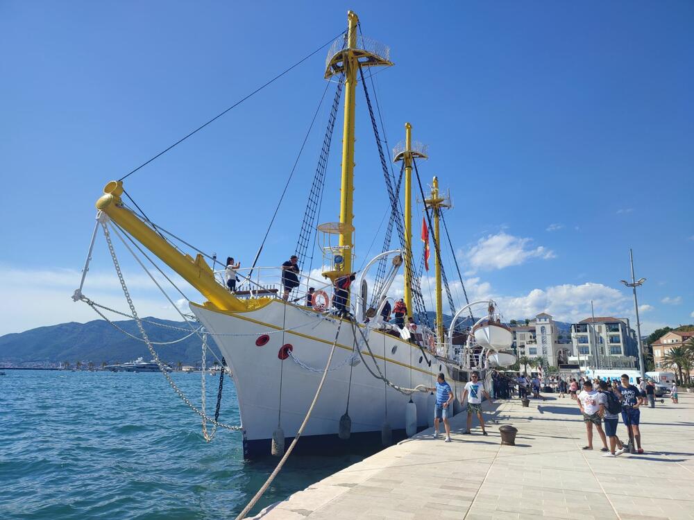 <p>Na putu iz Bara u Tivat, "Jadran" je danas prolazeći pored Herceg Novog, sirenom pozdravio dom na Savini svog dugogodišnjeg komandanta, pokojnog kapetana korvete Predraga Supića</p>