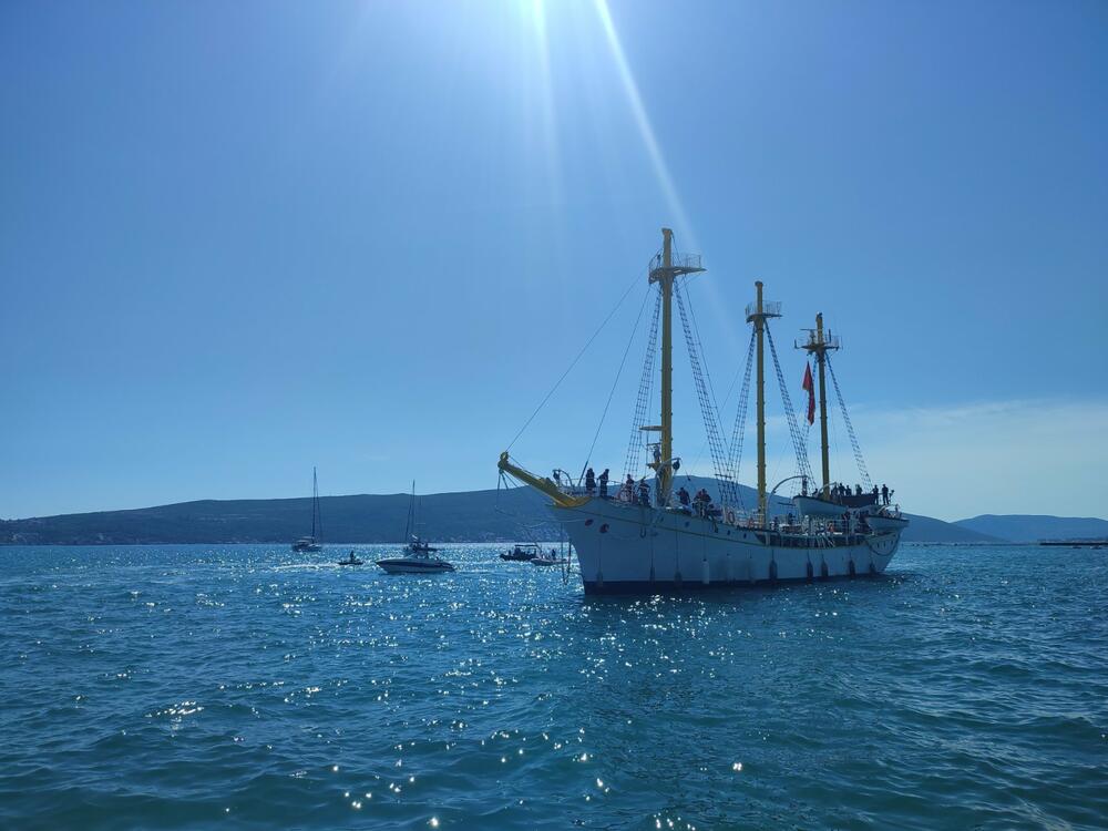 <p>Na putu iz Bara u Tivat, "Jadran" je danas prolazeći pored Herceg Novog, sirenom pozdravio dom na Savini svog dugogodišnjeg komandanta, pokojnog kapetana korvete Predraga Supića</p>