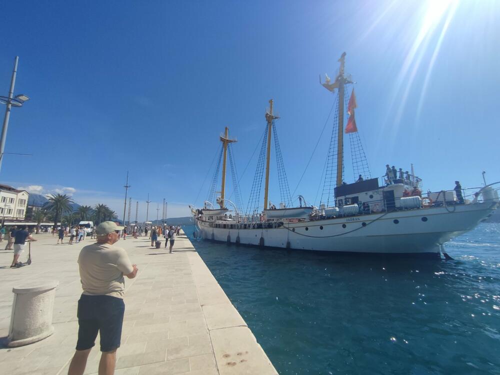 <p>Na putu iz Bara u Tivat, "Jadran" je danas prolazeći pored Herceg Novog, sirenom pozdravio dom na Savini svog dugogodišnjeg komandanta, pokojnog kapetana korvete Predraga Supića</p>