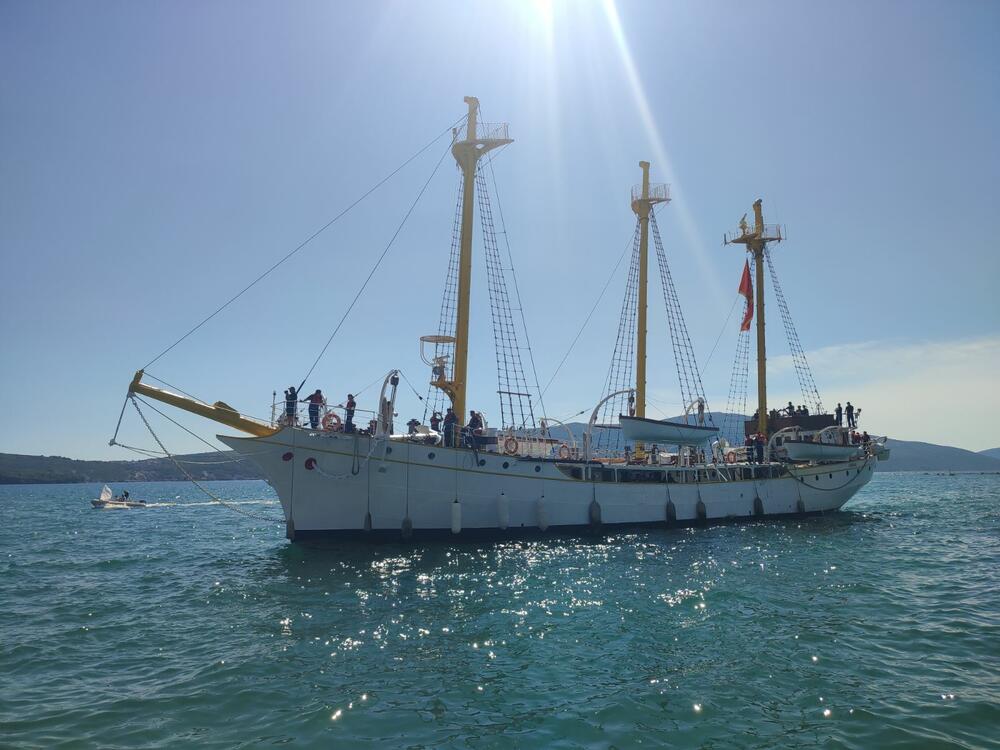 <p>Na putu iz Bara u Tivat, "Jadran" je danas prolazeći pored Herceg Novog, sirenom pozdravio dom na Savini svog dugogodišnjeg komandanta, pokojnog kapetana korvete Predraga Supića</p>