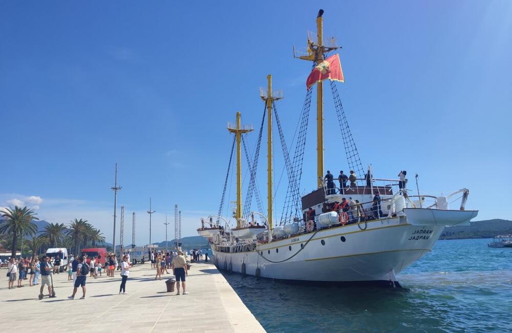 Hrvaška protestirala pri Črni gori zaradi značk s podobo šolskega broda Jadran