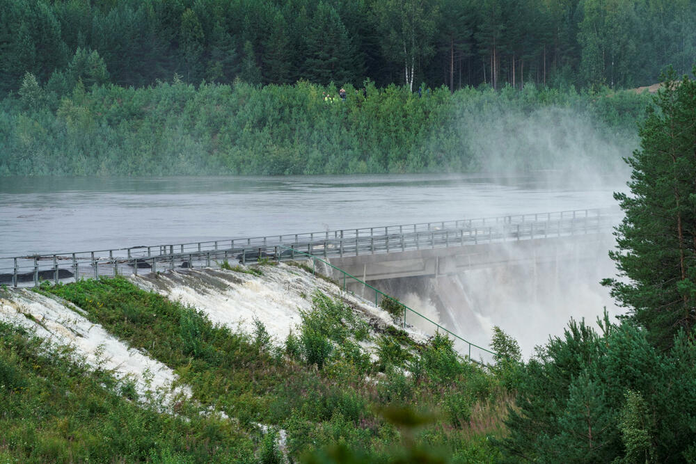 <p>Gloma, najduža i najbujnija rijeka u Norveškoj, pregrađena je hidroelektranom Braskereidfos, koja je sada pod vodom i ne radi</p>
