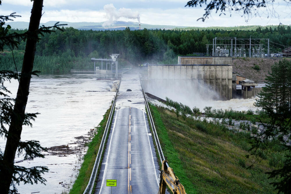 <p>Gloma, najduža i najbujnija rijeka u Norveškoj, pregrađena je hidroelektranom Braskereidfos, koja je sada pod vodom i ne radi</p>