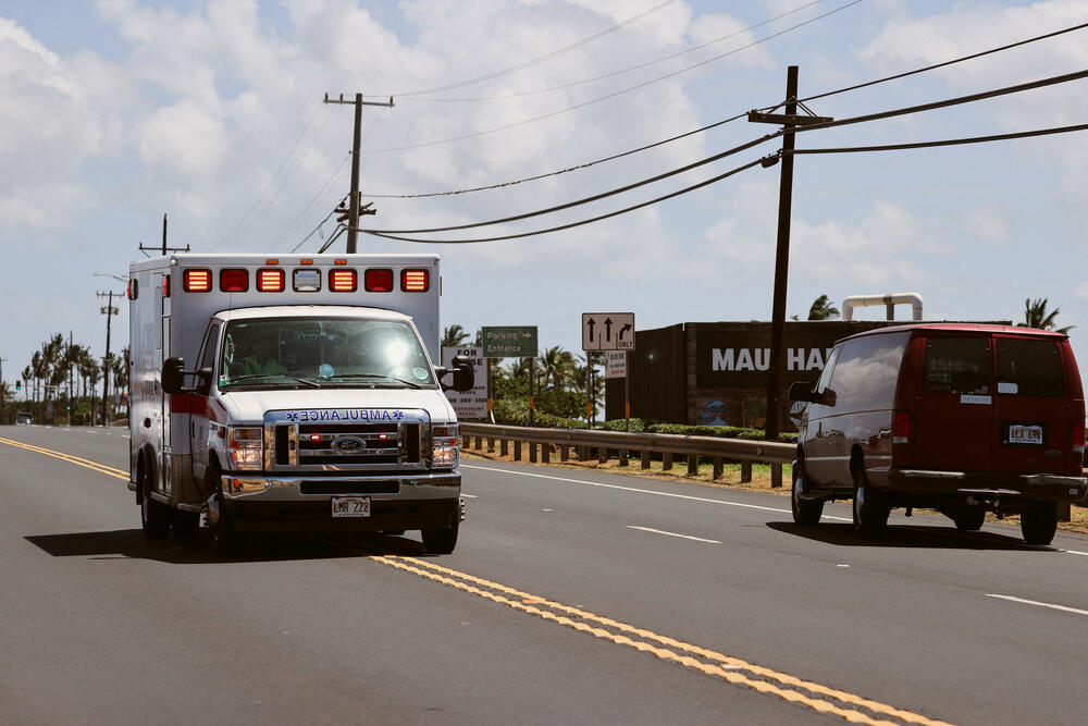 <p>Povrijeđeno je više od dvadeset osoba, a neki su prebačeni na liječenje u Honolulu, glavni grad Havaja na ostrvu Oahu. Požari, koji se šire zbog jakog vjetra, primorali su hiljade na evakuaciju dok je istorijski grad Lahaina, na Mauiju, razoren</p>