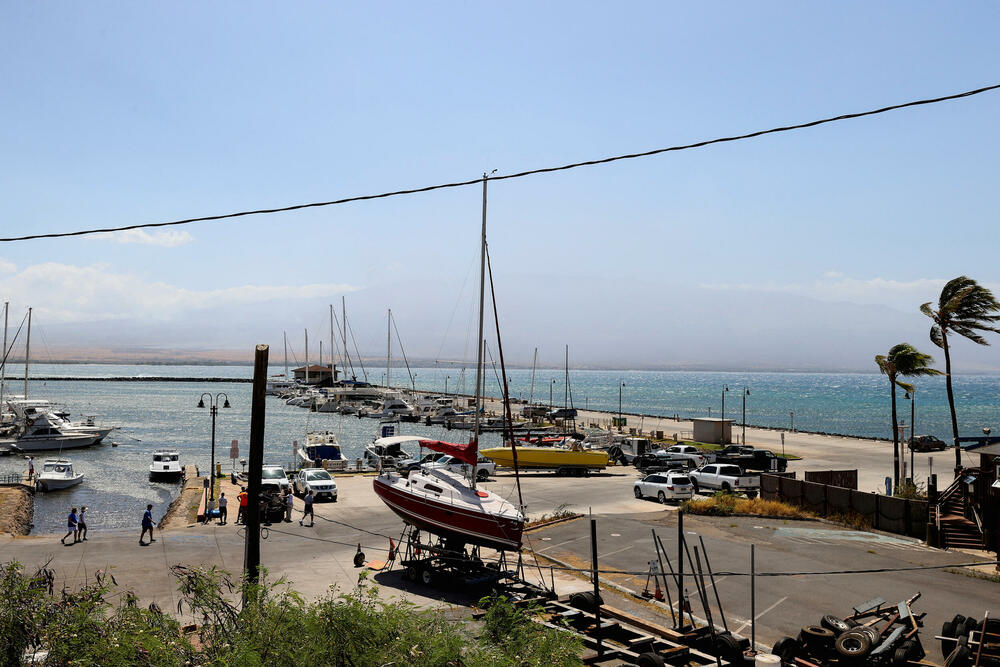 <p>Povrijeđeno je više od dvadeset osoba, a neki su prebačeni na liječenje u Honolulu, glavni grad Havaja na ostrvu Oahu. Požari, koji se šire zbog jakog vjetra, primorali su hiljade na evakuaciju dok je istorijski grad Lahaina, na Mauiju, razoren</p>