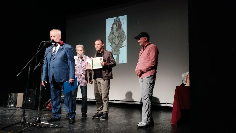 <p>Fesival je sinoć otvoren dodjelom nagrada i dvijema izložbama najboljih pristiglih radova, u kolašinskom Centru za kulturu, odnosno, zavičajnom muzeju.</p>