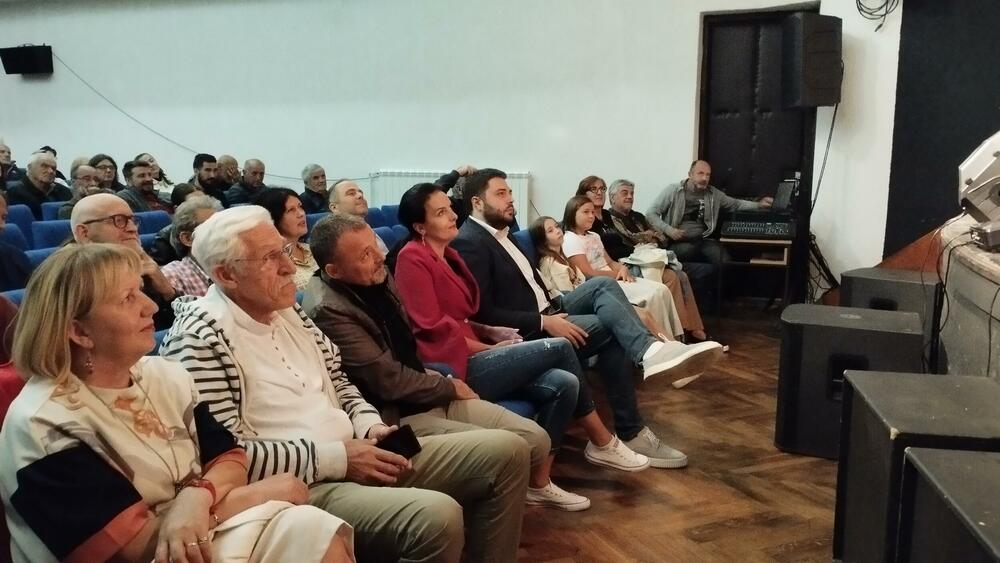 <p>Fesival je sinoć otvoren dodjelom nagrada i dvijema izložbama najboljih pristiglih radova, u kolašinskom Centru za kulturu, odnosno, zavičajnom muzeju.</p>