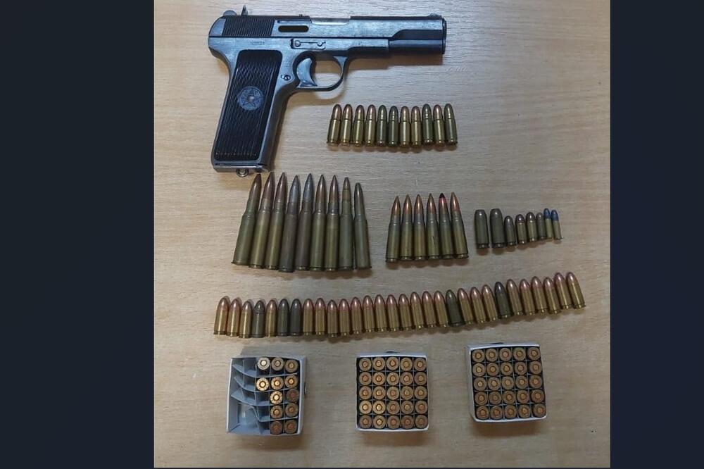 Oduzeti pištolj i municija, Foto: Uprava policije