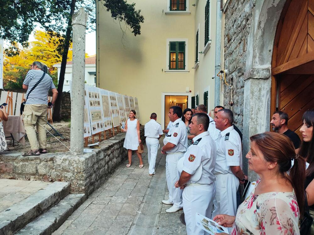 <p>Izložba je otvorena u četvrtak veče u atrijumu srednjevjekovnog ljetnjikovca Buća-Luković u Tivtu</p>