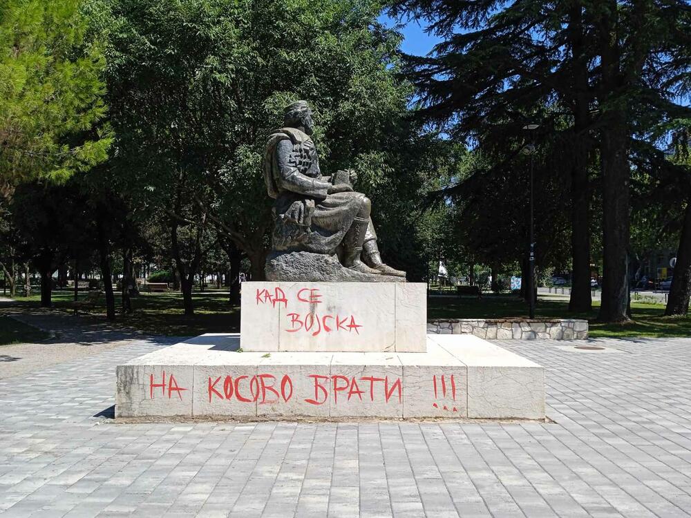 <p>Isti grafit bio je ispisan kod bivše kasarne Masline u Podgorici, a Komunalna policija Glavnog grada ga je prekrečila</p>