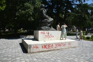 Podgorica: Grafit "Kad se vojska na Kosovo vrati" na spomeniku...