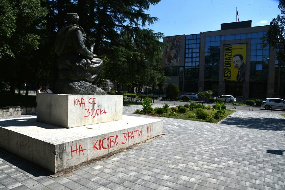 <p>Isti grafit bio je ispisan kod bivše kasarne Masline u Podgorici, a Komunalna policija Glavnog grada ga je prekrečila</p>