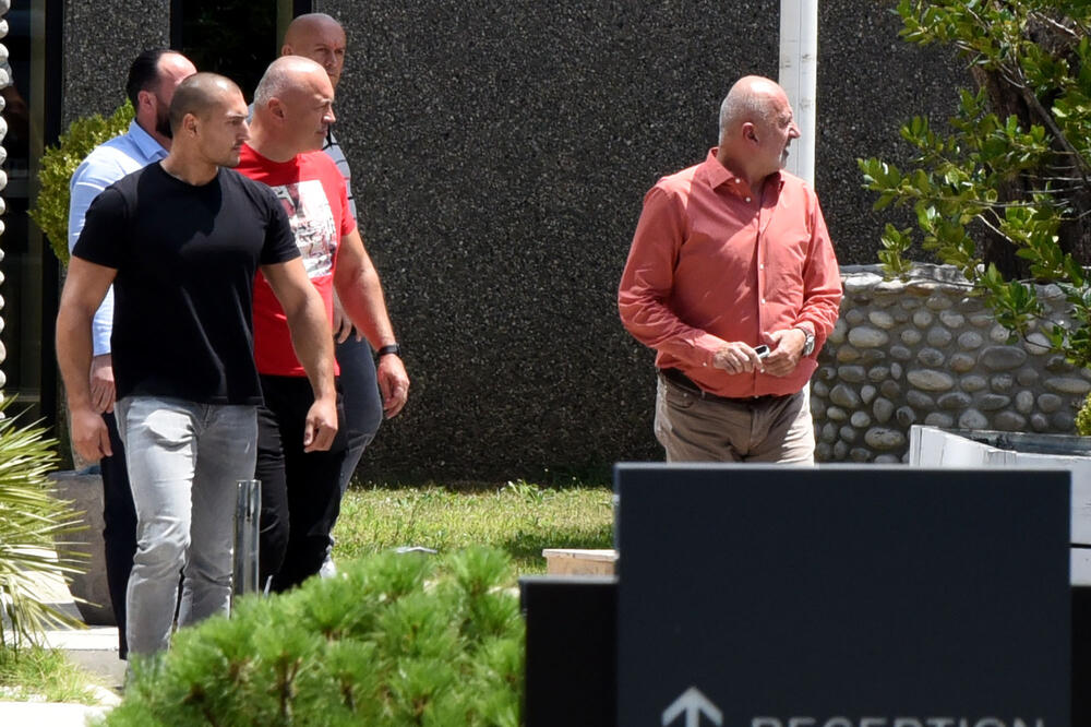 Ubović (desno) ispred hotela Podgorica tokom nedavne policijske racije, Foto: Luka Zekovic