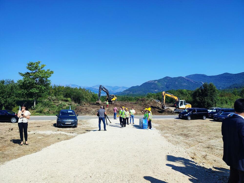 <p>Trasa bulevara prolazi preko teritorije tri opštine: Tivat, Kotor i Budva, a radovi su započeli na dionici između kotorske raskrsnice i Tivta, preko dijela zemljišta nekadašnjeg polojoprivrednog doba Montepranzo čija je ekspropriacija jedino do sada završena.</p>