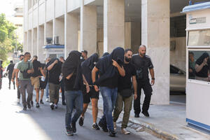 Sukobi ispred suda u Atini, navijači AEK-a napali policiju i...