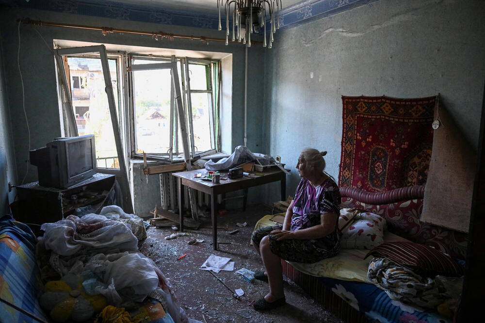 Lidija (75) u svom stanu u Pokrovsku nakon ruskog raketnog napada, Foto: Rojters