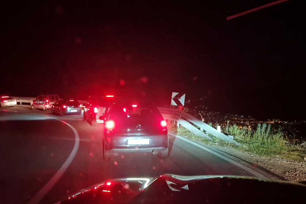 Kolona na putu Budva - Cetinje nakon udesa, Foto: Patrola CG