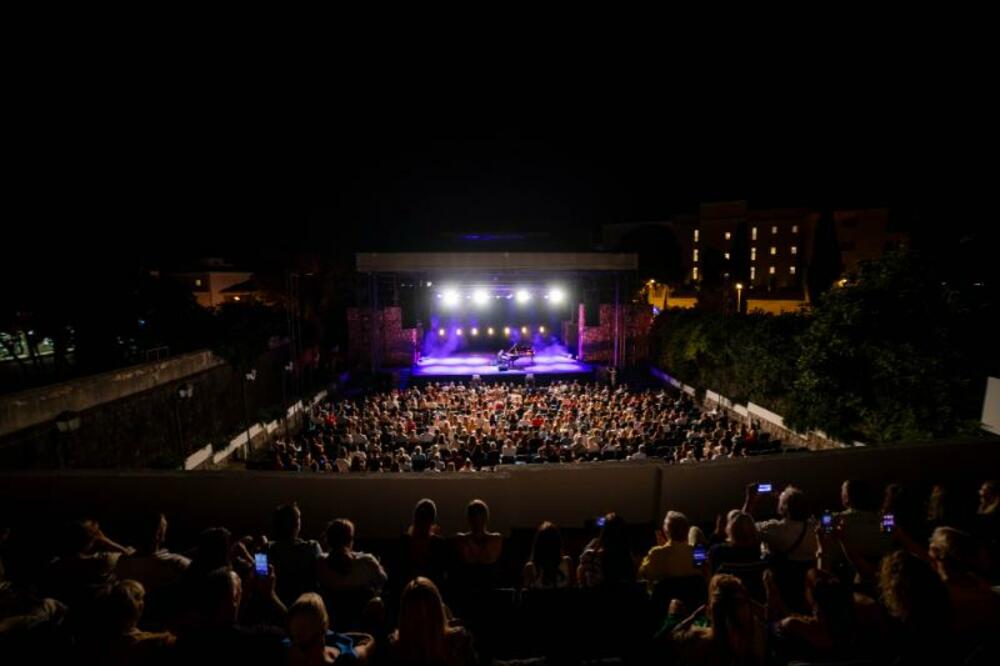 Publika na nastupu u Tivtu