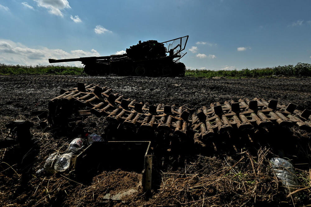 Unušteni ruski tenk u blizini sela Novodarivka u regionu zaporožja (Ilustracija), Foto: Reuters