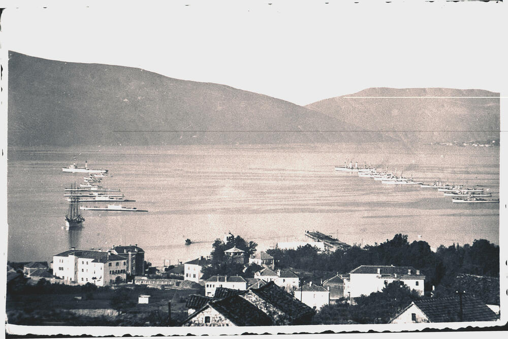 JADRAN sa ostatkom flote KrMJ u špaliru prilikom svečanog dočeka kralja Aleksandra na razaraču DUBROVNIK u Tivtu 8. oktobra 1933.