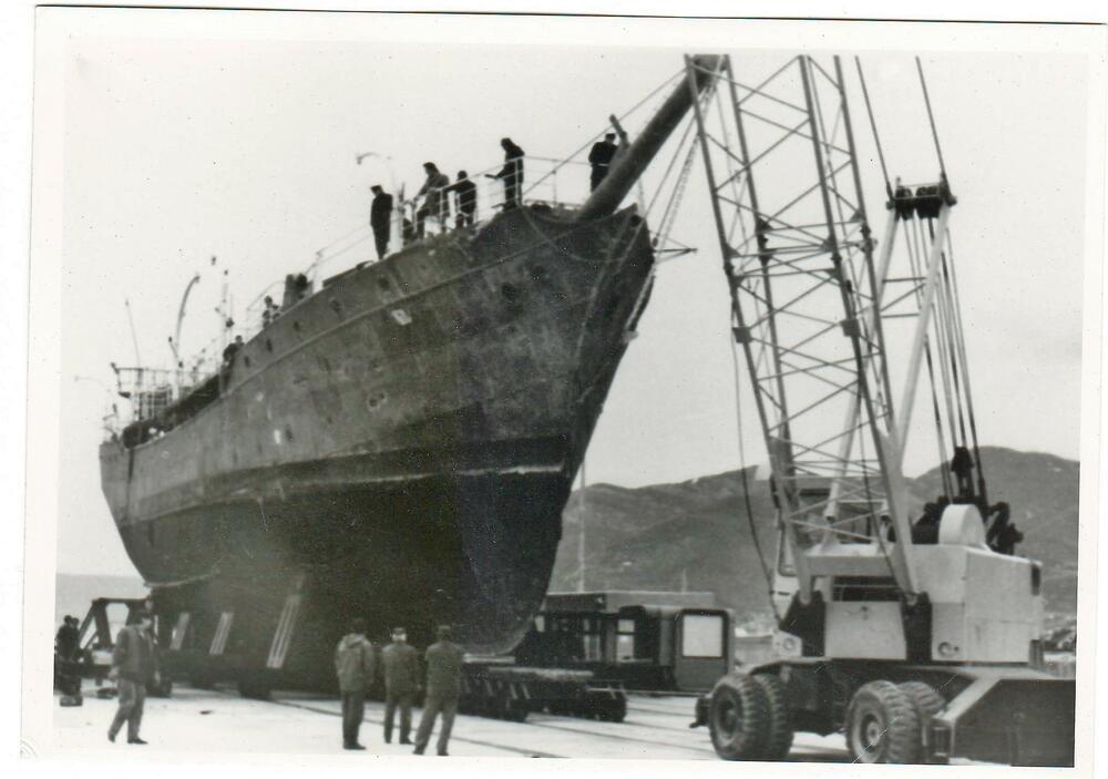 <p>Cijela varoš bila je okićena državnim zastavama. Ulazak broda u luku bio je pozdravljen sviranjem vojne i građanske muzike uz razdraganost i srdačnost Bokelja koji su listom izašli na obalu da dočekaju i pozdrave prinovu naše Ratne mornarice</p>