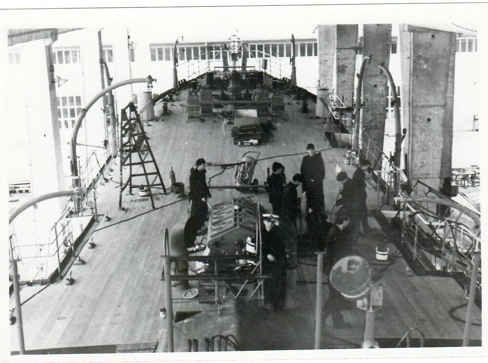 <p>Cijela varoš bila je okićena državnim zastavama. Ulazak broda u luku bio je pozdravljen sviranjem vojne i građanske muzike uz razdraganost i srdačnost Bokelja koji su listom izašli na obalu da dočekaju i pozdrave prinovu naše Ratne mornarice</p>