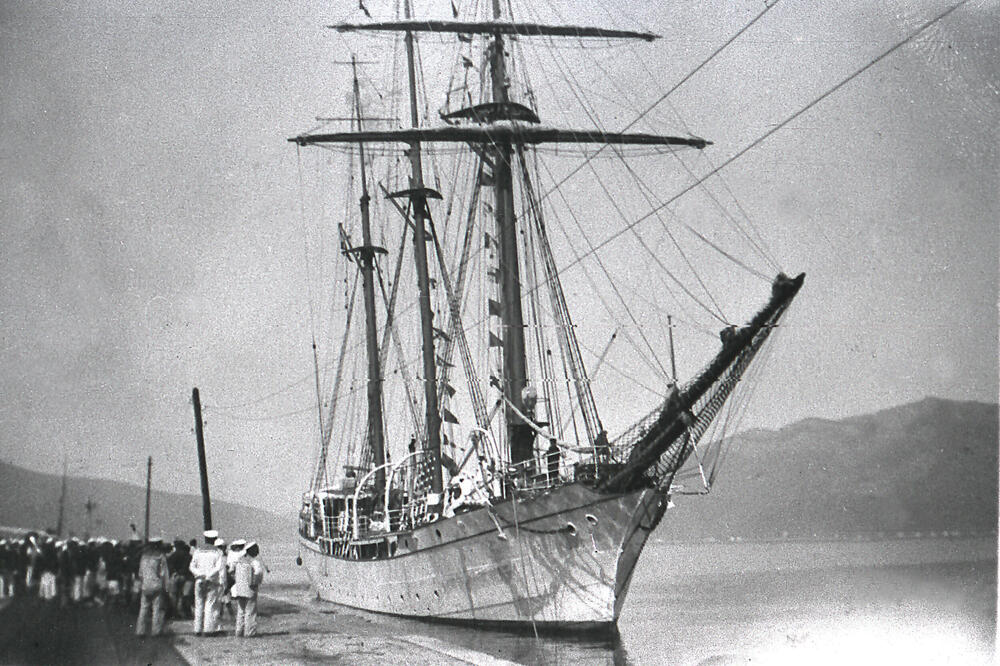 Prvo uplovljavanje u Tivat 16. jula 1933. godine: brod “Jadran”