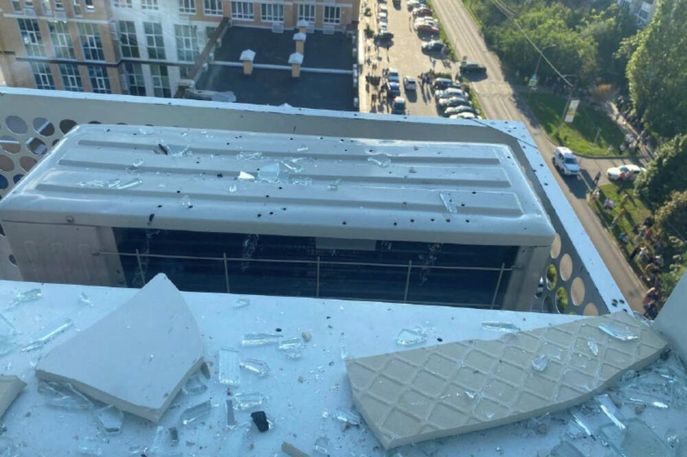 Detalj sa oštećene stambene zgrade u Belgorodu za šta je Gladkov okrivio ukrajinski fron, Foto: Reuters