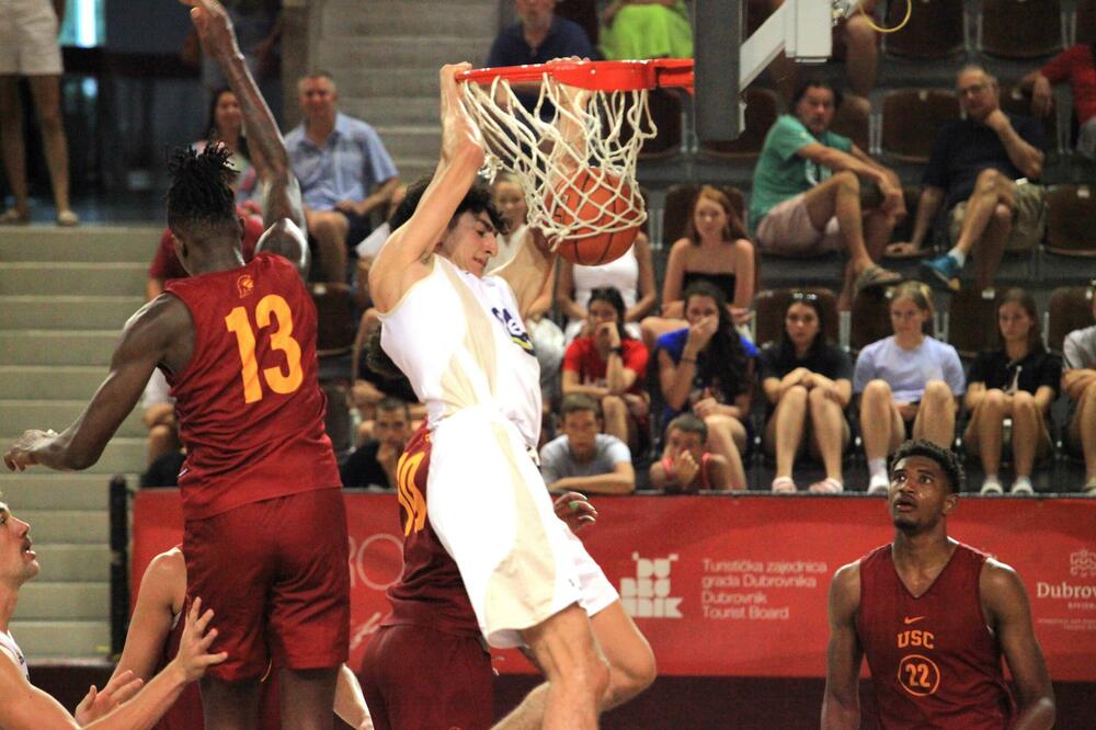 Demir Dogan zakucava loptu u koš Amerikanaca, Foto: KK SC Derbi