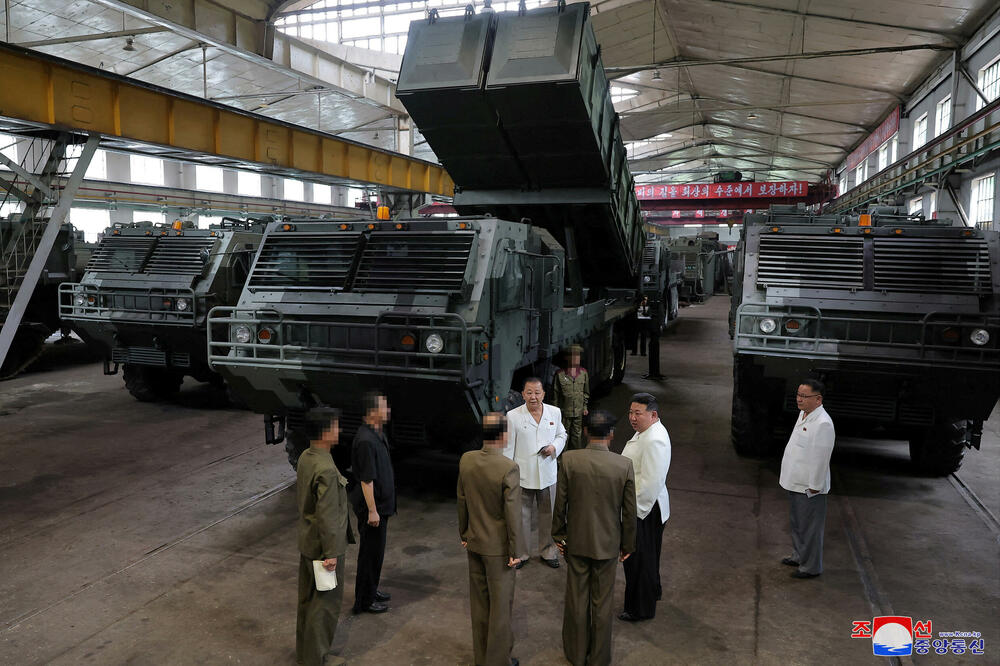 Kim Džong Un tokom obilaska fabrika raketa i municije, Foto: REUTERS