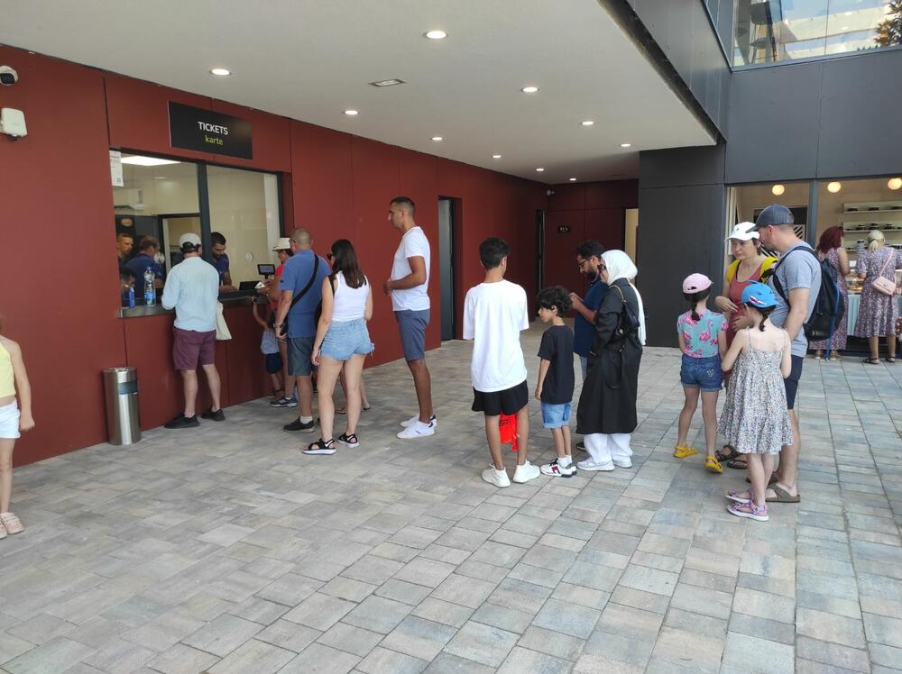 <p>Žičara, koja je danas otvorena za komercijalnu vožnju, izgrađena je za nešto više od godinu otkako je postavljen kamen temeljac u julu 2022.</p>