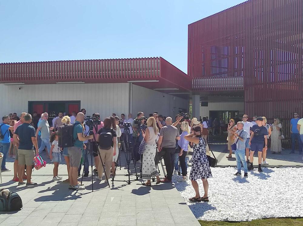 <p>Žičara, koja je danas otvorena za komercijalnu vožnju, izgrađena je za nešto više od godinu otkako je postavljen kamen temeljac u julu 2022.</p>