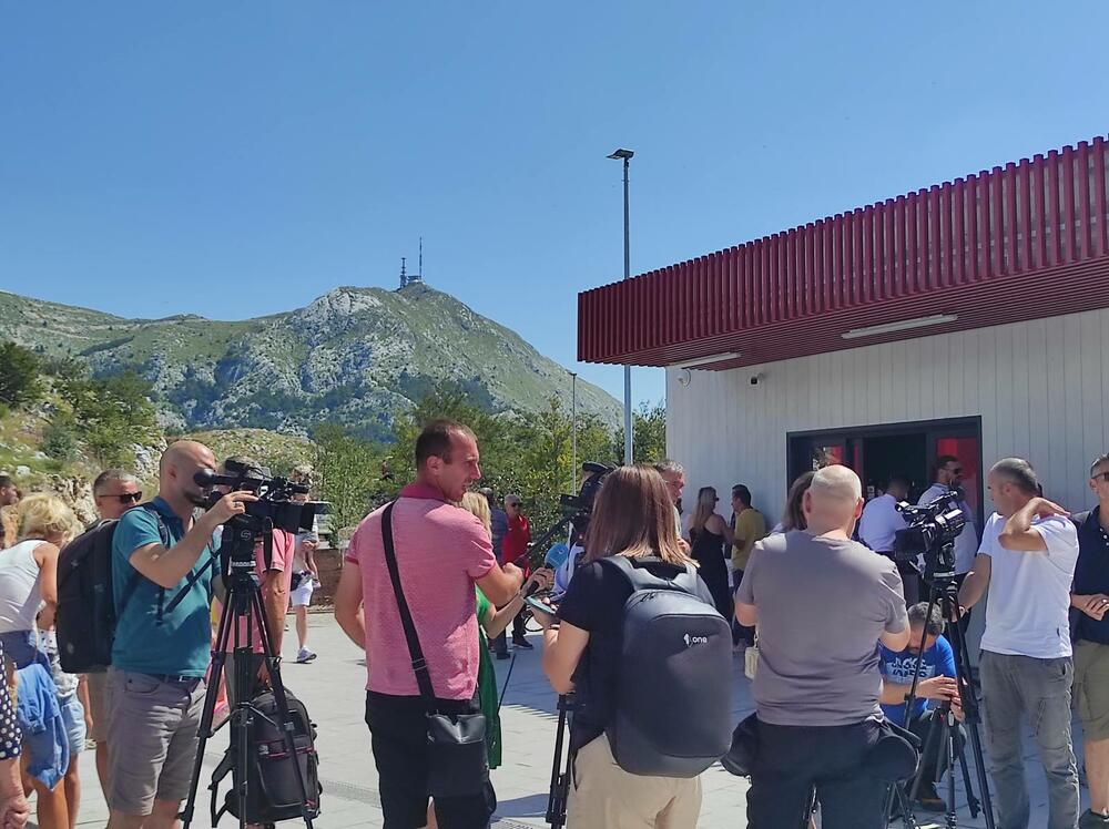 <p>Žičara, koja je danas otvorena za komercijalnu vožnju, izgrađena je za nešto više od godinu otkako je postavljen kamen temeljac u julu 2022.</p>