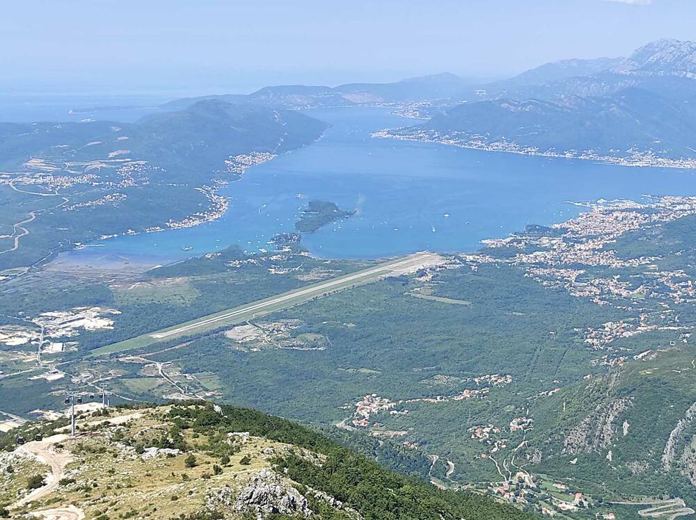 <p>Žičara, koja je danas otvorena za komercijalnu vožnju, izgrađena je za nešto više od godinu otkako je postavljen kamen temeljac u julu 2022.</p>