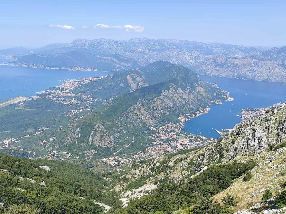 <p>Žičara, koja je danas otvorena za komercijalnu vožnju, izgrađena je za nešto više od godinu otkako je postavljen kamen temeljac u julu 2022.</p>