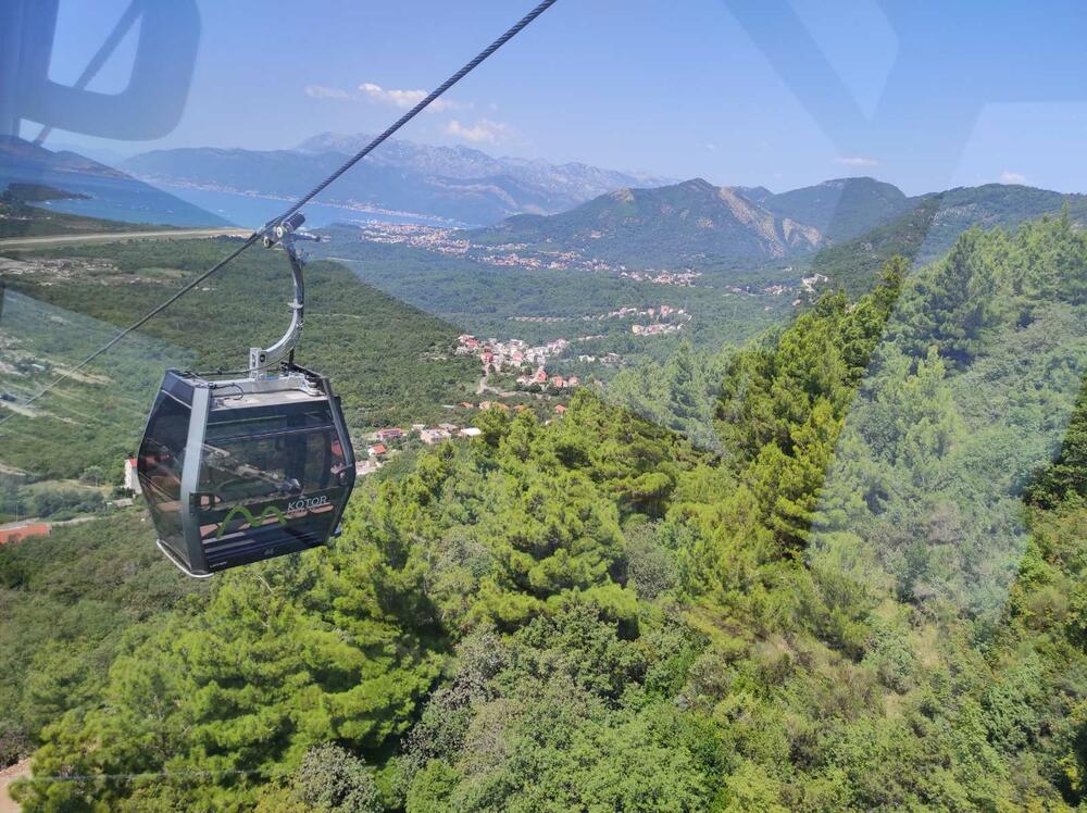 <p>Žičara, koja je danas otvorena za komercijalnu vožnju, izgrađena je za nešto više od godinu otkako je postavljen kamen temeljac u julu 2022.</p>