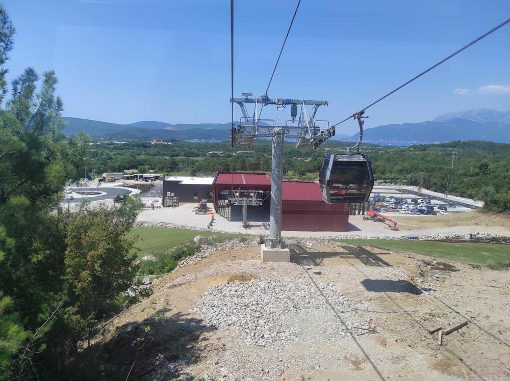 <p>Žičara, koja je danas otvorena za komercijalnu vožnju, izgrađena je za nešto više od godinu otkako je postavljen kamen temeljac u julu 2022.</p>