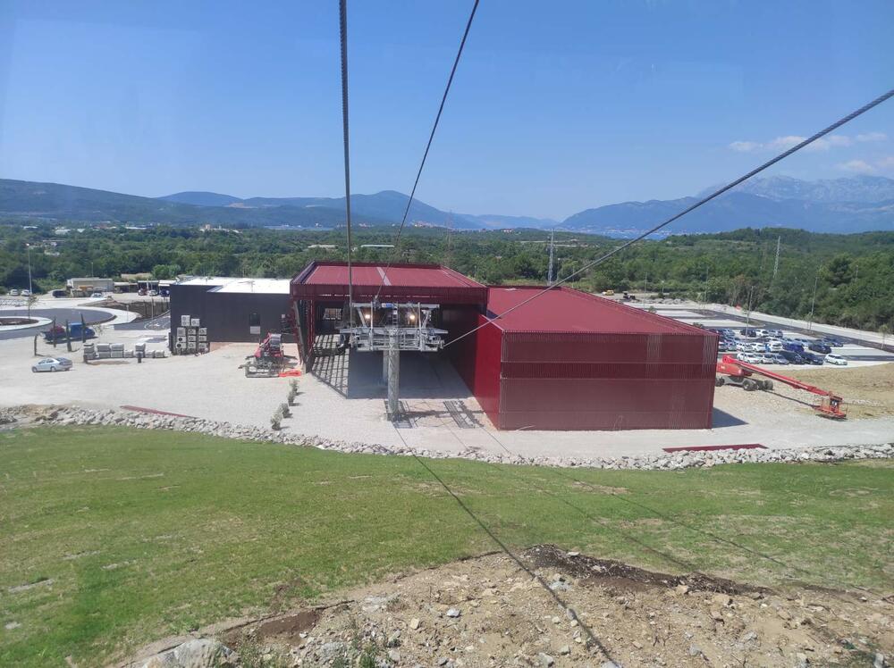 <p>Žičara, koja je danas otvorena za komercijalnu vožnju, izgrađena je za nešto više od godinu otkako je postavljen kamen temeljac u julu 2022.</p>