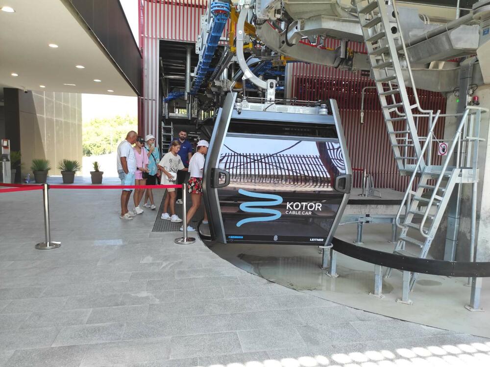 <p>Žičara, koja je danas otvorena za komercijalnu vožnju, izgrađena je za nešto više od godinu otkako je postavljen kamen temeljac u julu 2022.</p>