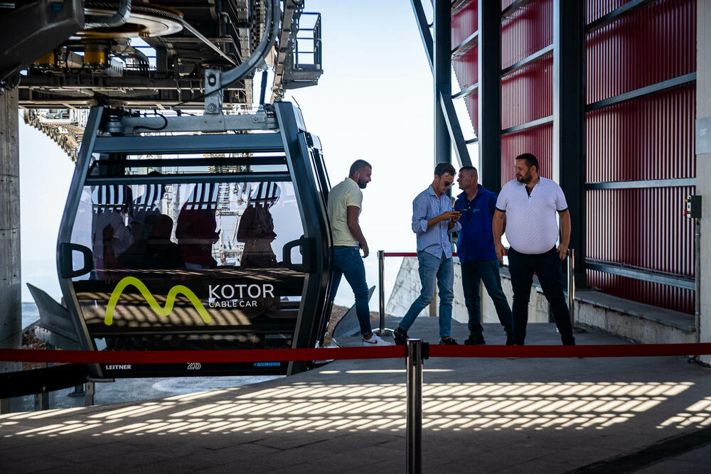 <p>Žičara Kotor-Lovćen otvorena je danas za komercijalnu vožnju i biće operativna svakog dana u terminu od devet do 21 čas. U galeriji fotoreportera "Vijesti" Borisa Pejovića pogledajte kako je bilo na otvaranju.</p>