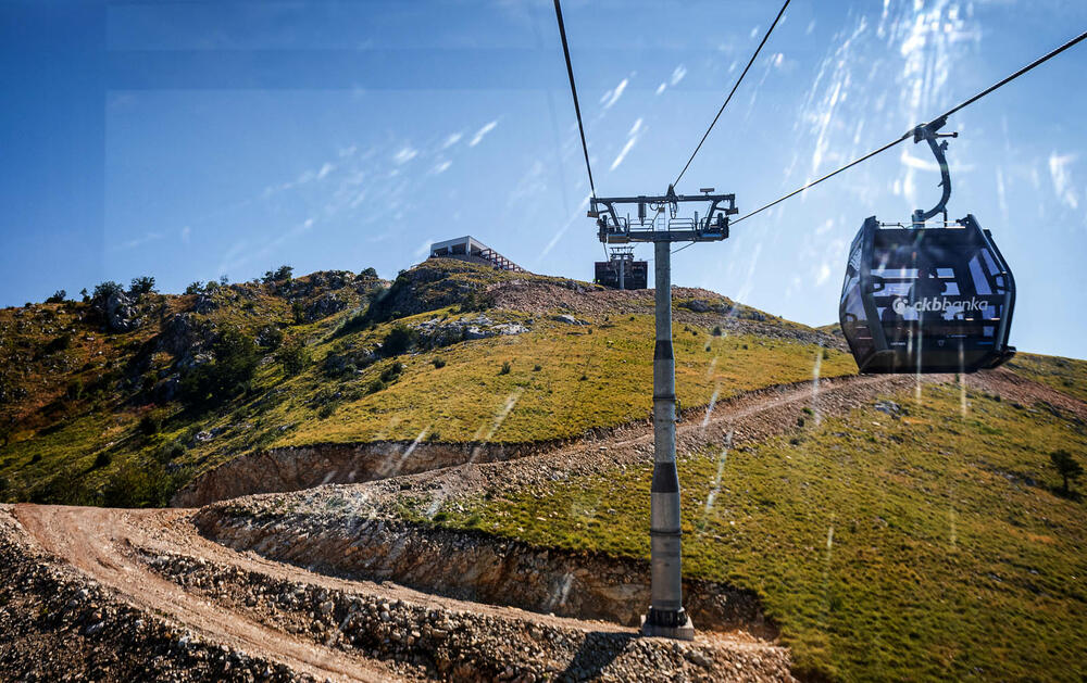 <p>Žičara Kotor-Lovćen otvorena je danas za komercijalnu vožnju i biće operativna svakog dana u terminu od devet do 21 čas. U galeriji fotoreportera "Vijesti" Borisa Pejovića pogledajte kako je bilo na otvaranju.</p>