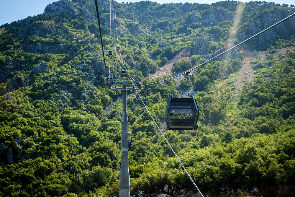 <p>Žičara Kotor-Lovćen otvorena je danas za komercijalnu vožnju i biće operativna svakog dana u terminu od devet do 21 čas. U galeriji fotoreportera "Vijesti" Borisa Pejovića pogledajte kako je bilo na otvaranju.</p>