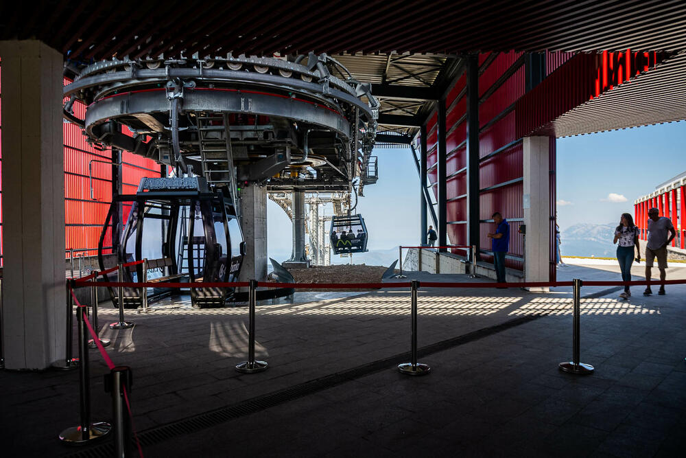 <p>Žičara Kotor-Lovćen otvorena je danas za komercijalnu vožnju i biće operativna svakog dana u terminu od devet do 21 čas. U galeriji fotoreportera "Vijesti" Borisa Pejovića pogledajte kako je bilo na otvaranju.</p>