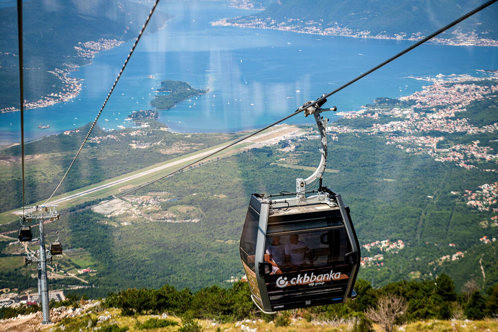 <p>Žičara Kotor-Lovćen otvorena je danas za komercijalnu vožnju i biće operativna svakog dana u terminu od devet do 21 čas. U galeriji fotoreportera "Vijesti" Borisa Pejovića pogledajte kako je bilo na otvaranju.</p>