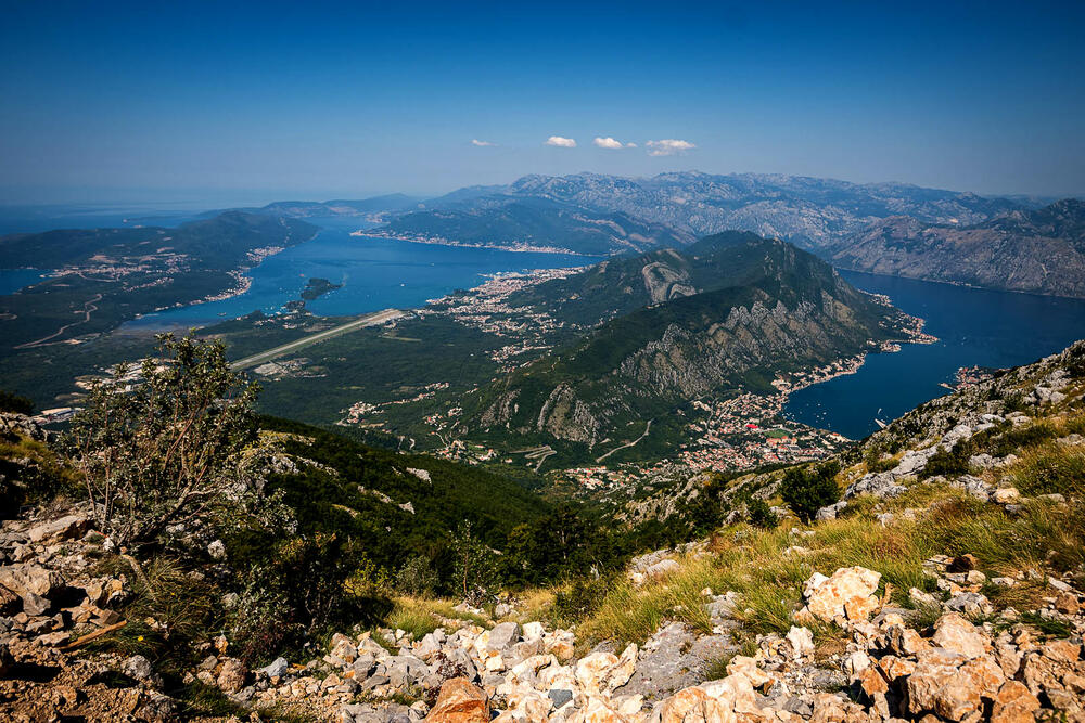 <p>Žičara Kotor-Lovćen otvorena je danas za komercijalnu vožnju i biće operativna svakog dana u terminu od devet do 21 čas. U galeriji fotoreportera "Vijesti" Borisa Pejovića pogledajte kako je bilo na otvaranju.</p>