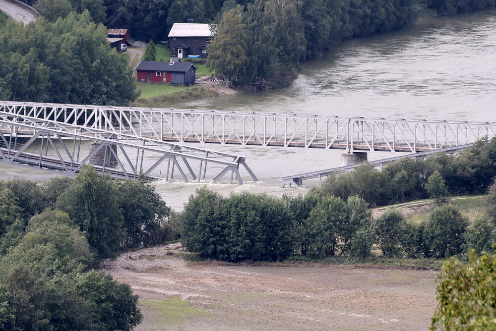 <p>BaneNOR, vladina agencija zadužena za željezničku infrastrukturu, saopštila je da je centralni dio mosta sa čeličnim rešetkama skliznuo u vodu "zbog oštećenja centralne osnove mosta"</p>