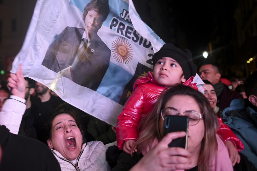 Milejeve pristalice ispred njegovog štaba u Buenos Airesu
