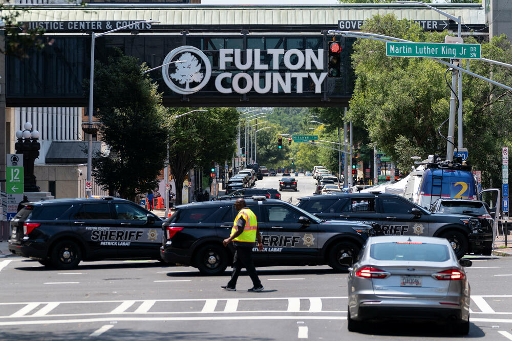 Policija i novinari ispred sudnice uoči očekivanog podizanja četvrte optužnice protiv bivšeg predsjednika Donalda Trampa u Atlanti, Foto: Reuters
