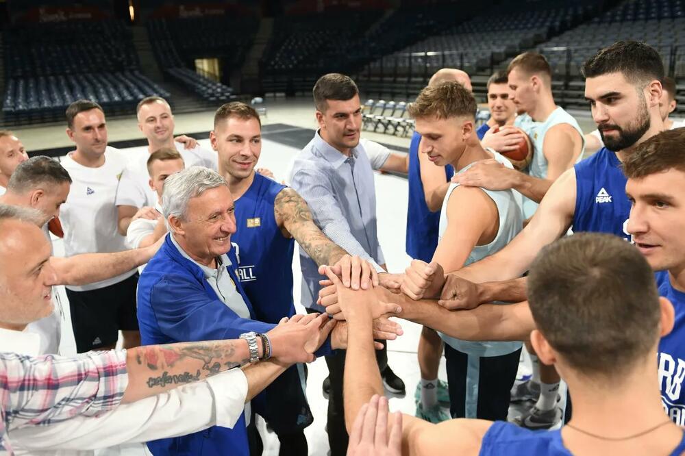 Pešić sa svojim igračima tokom jednog od treninga, Foto: KSS